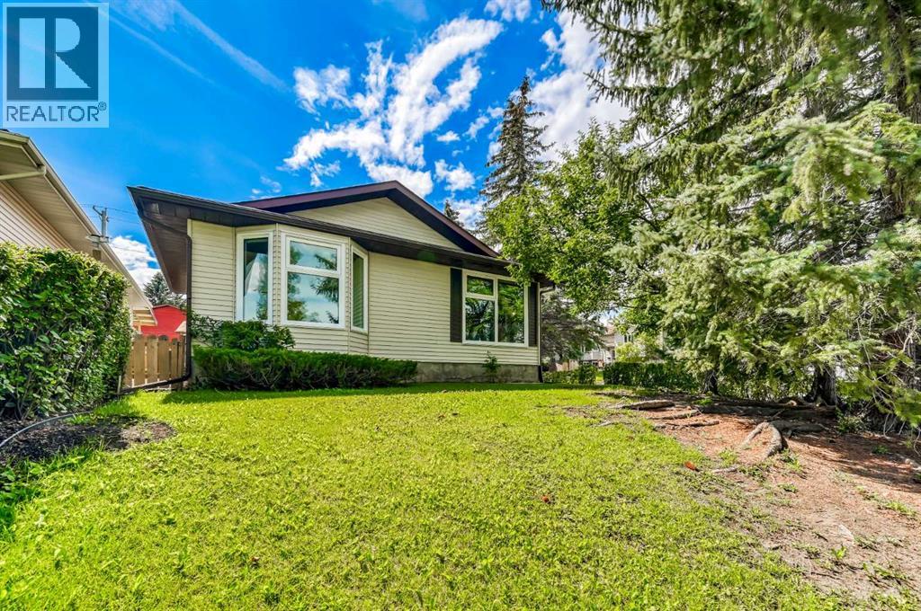 Single Family House 4 Level for Sale in  Macewan Drive NW MacEwan Glen Calgary 