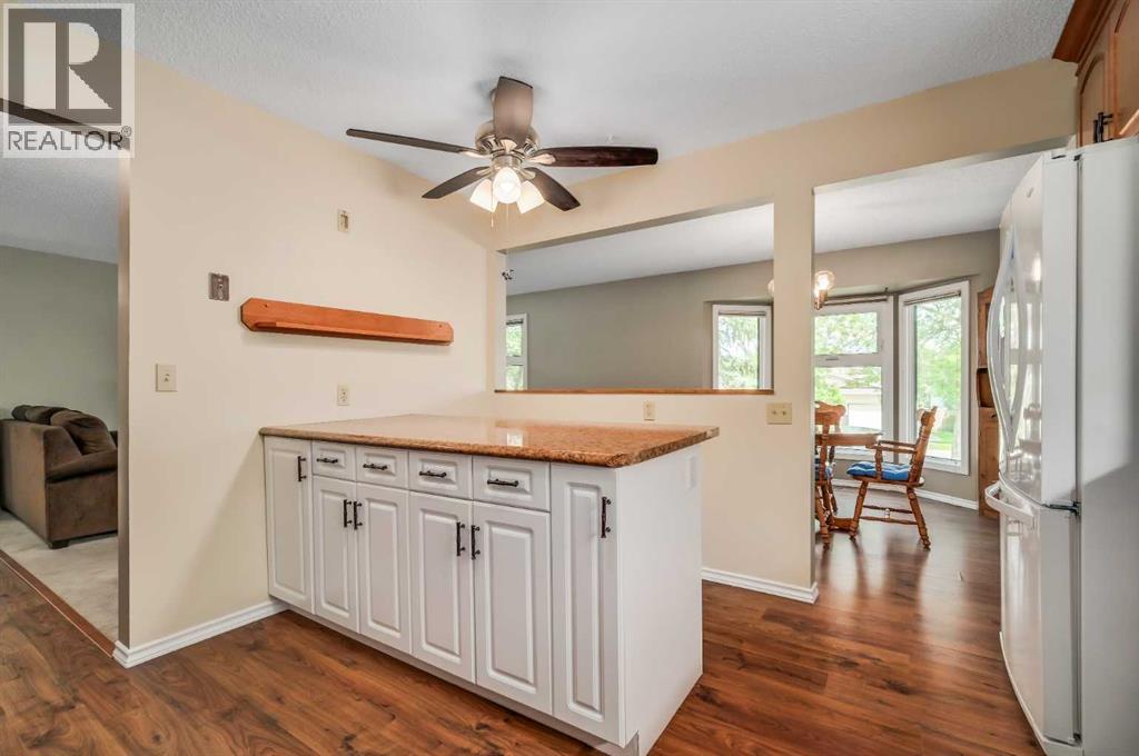 Single Family House 4 Level for Sale in  Macewan Drive NW MacEwan Glen Calgary 