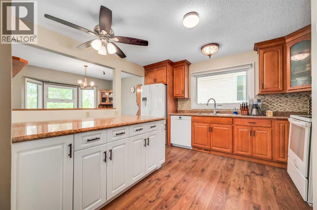 Single Family House 4 Level for Sale in  Macewan Drive NW MacEwan Glen Calgary 