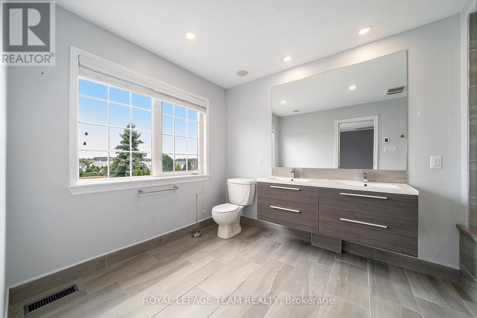 Photo 1 of 9 Fencerow Way, Ottawa ON