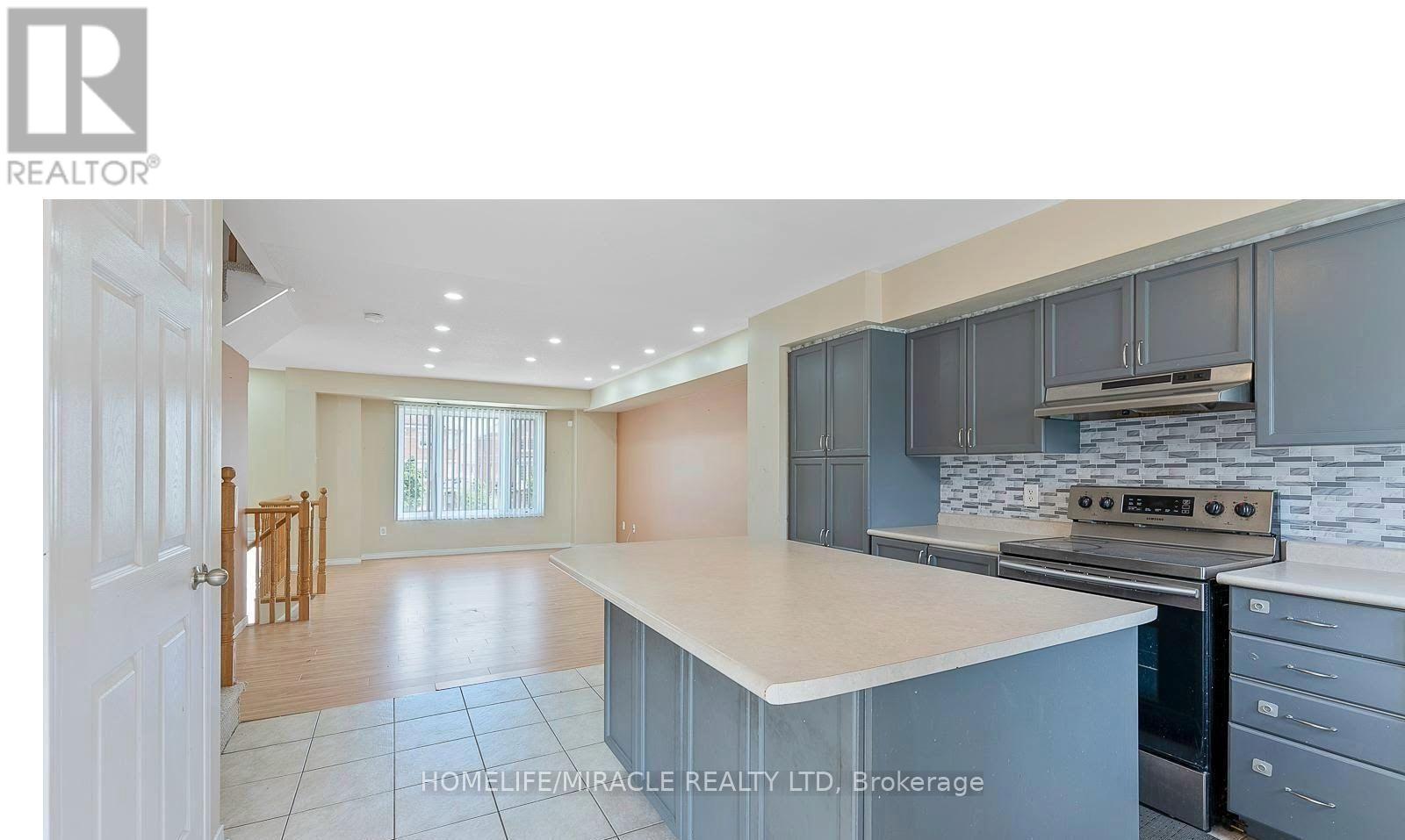 Photo 30 of 61 60 Fairwood Circle, Brampton ON