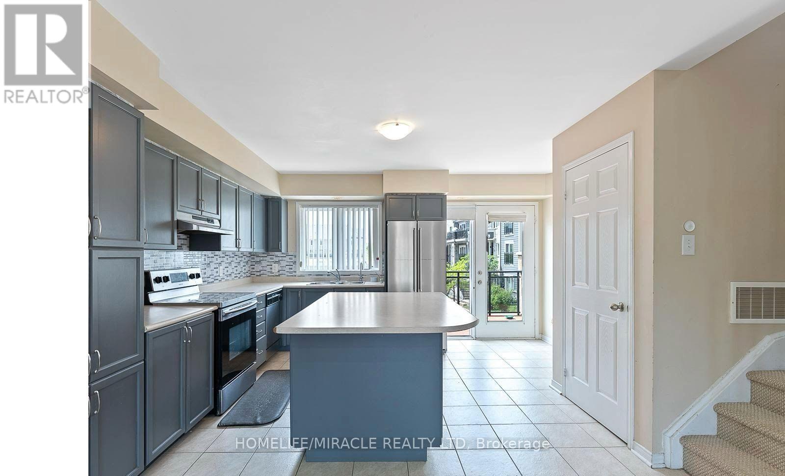 Photo 18 of 61 60 Fairwood Circle, Brampton ON