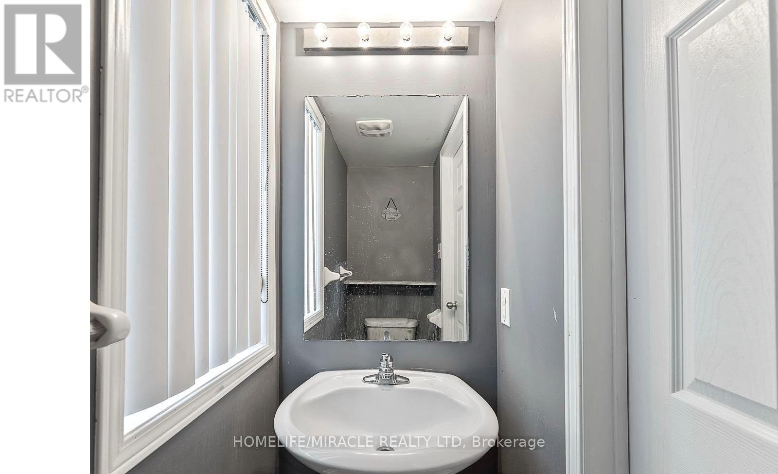 Photo 17 of 61 60 Fairwood Circle, Brampton ON