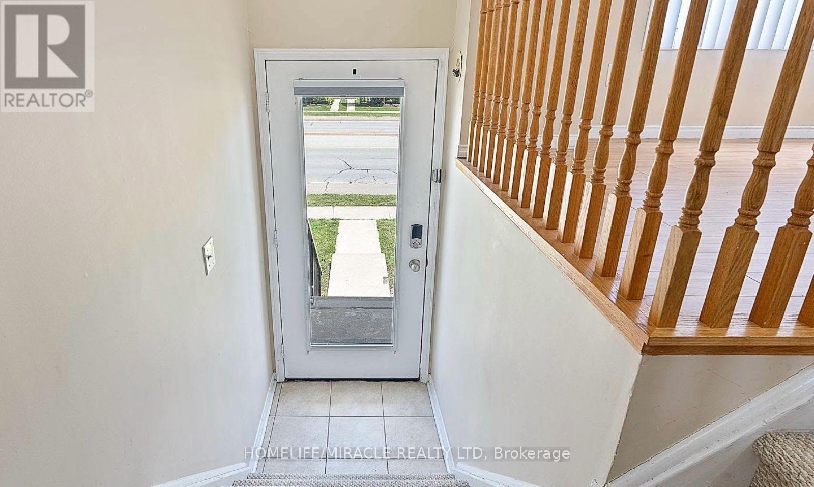 Photo 10 of 61 60 Fairwood Circle, Brampton ON