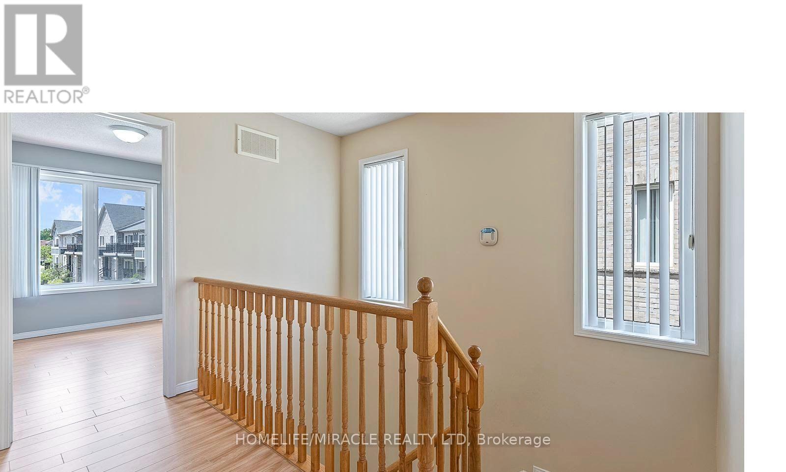 Photo 20 of 61 60 Fairwood Circle, Brampton ON