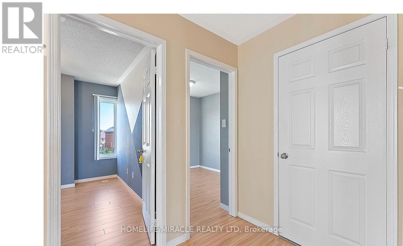 Photo 7 of 61 60 Fairwood Circle, Brampton ON