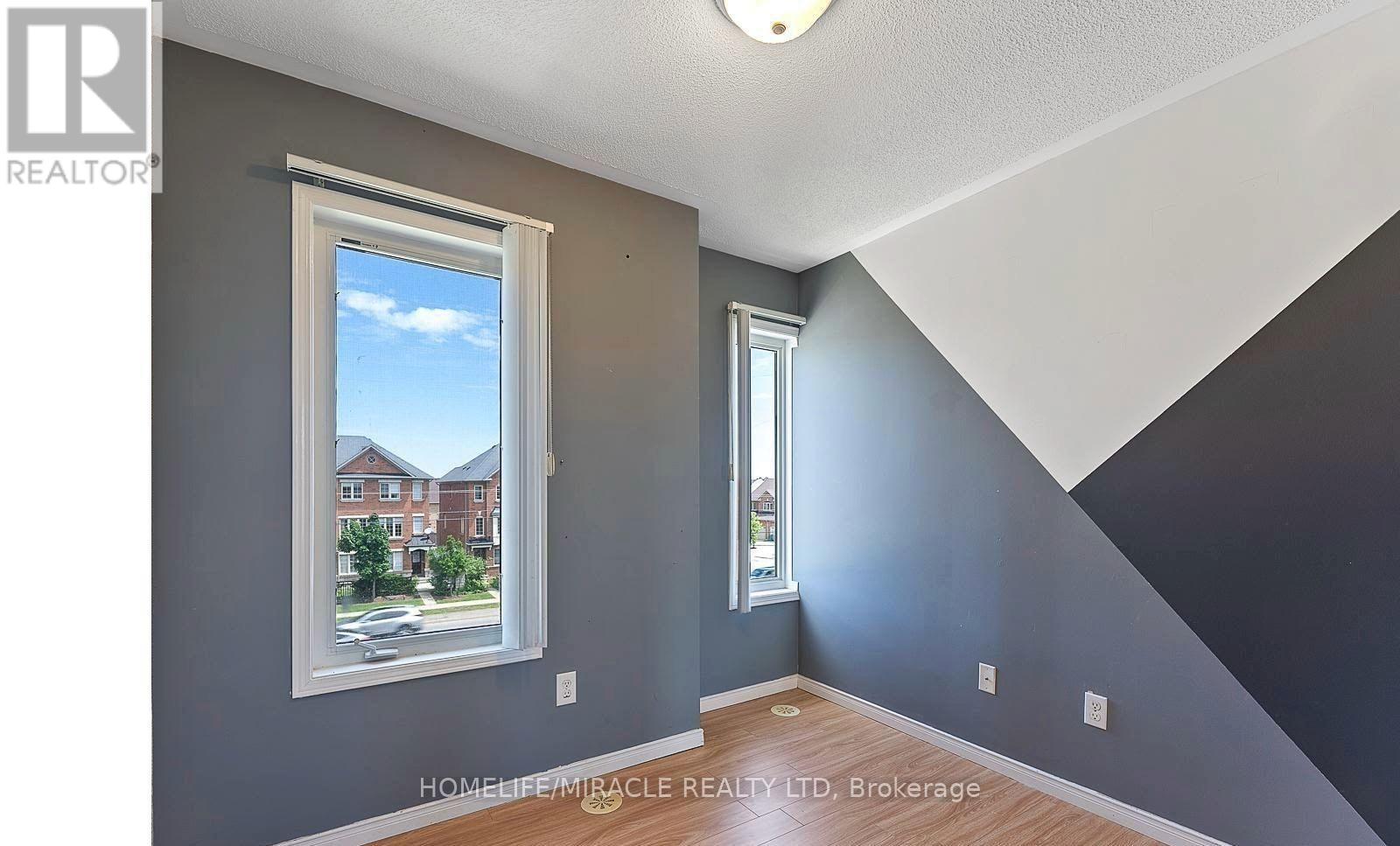 Photo 2 of 61 60 Fairwood Circle, Brampton ON