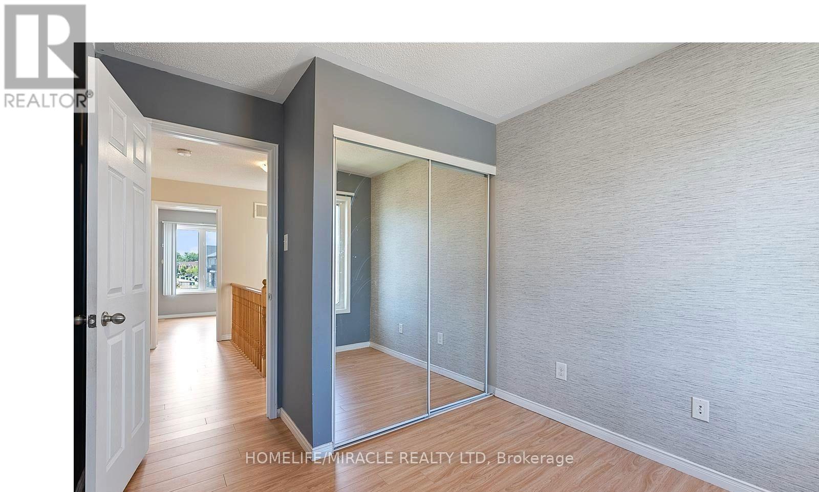 Photo 11 of 61 60 Fairwood Circle, Brampton ON