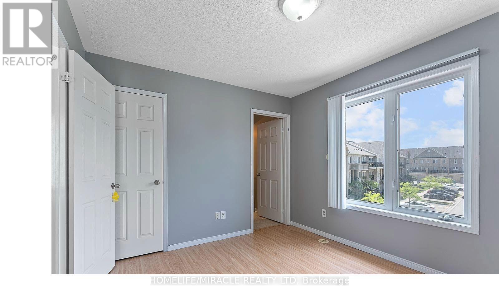 Photo 1 of 61 60 Fairwood Circle, Brampton ON