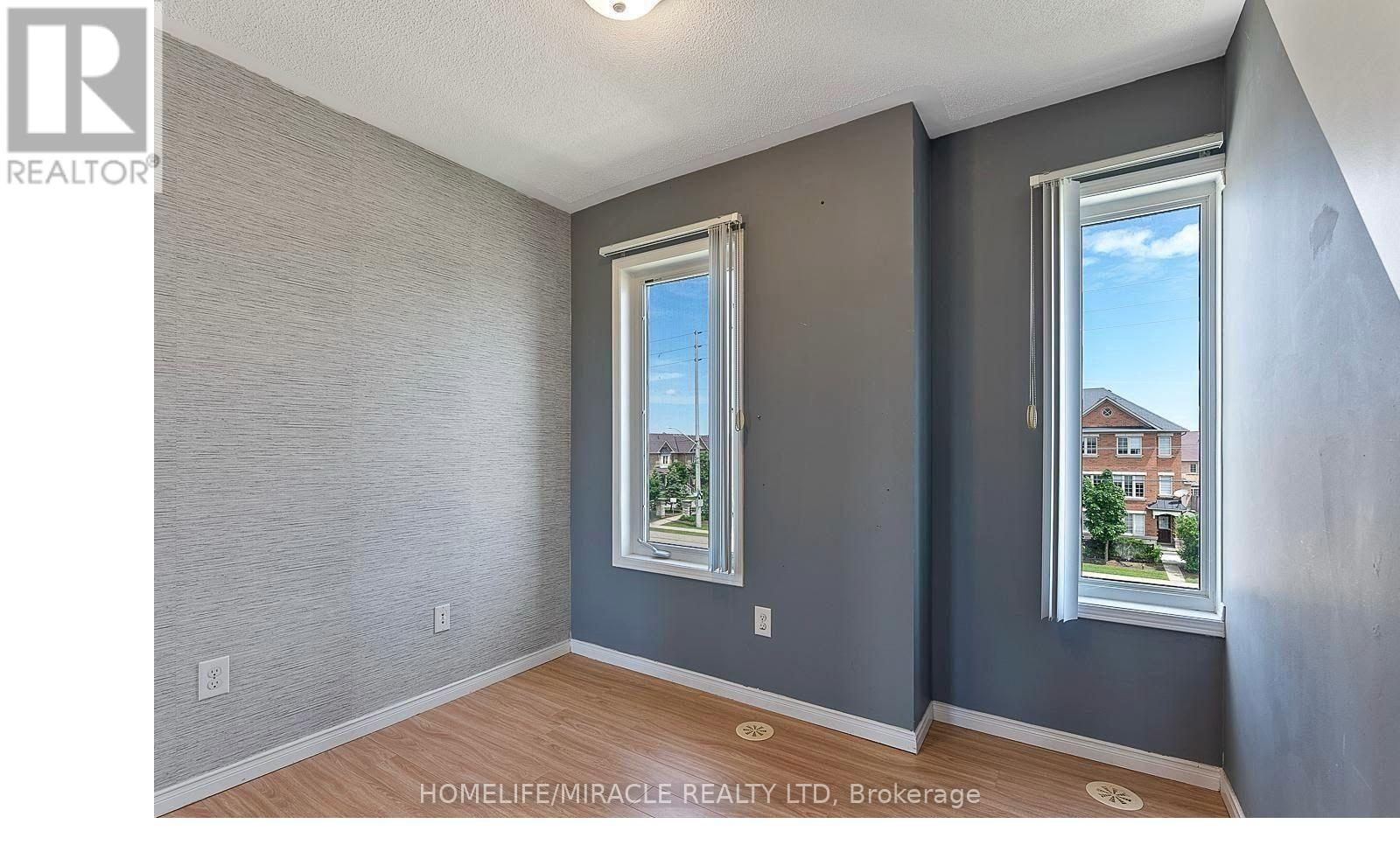 Photo 13 of 61 60 Fairwood Circle, Brampton ON
