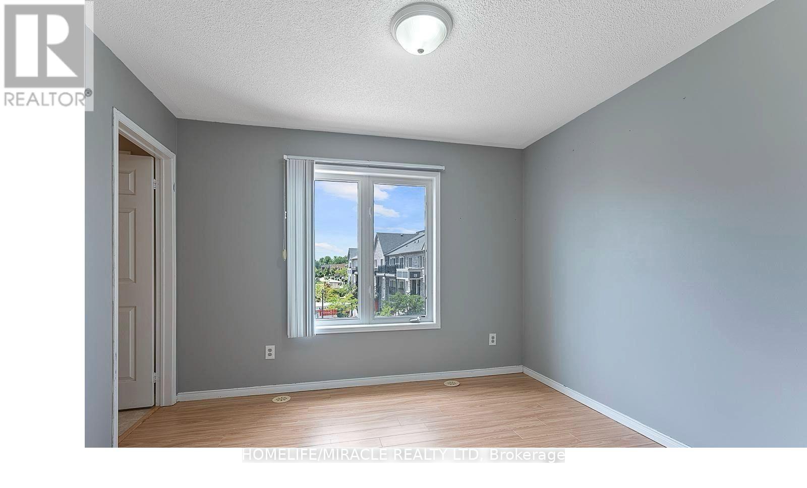 Photo 26 of 61 60 Fairwood Circle, Brampton ON