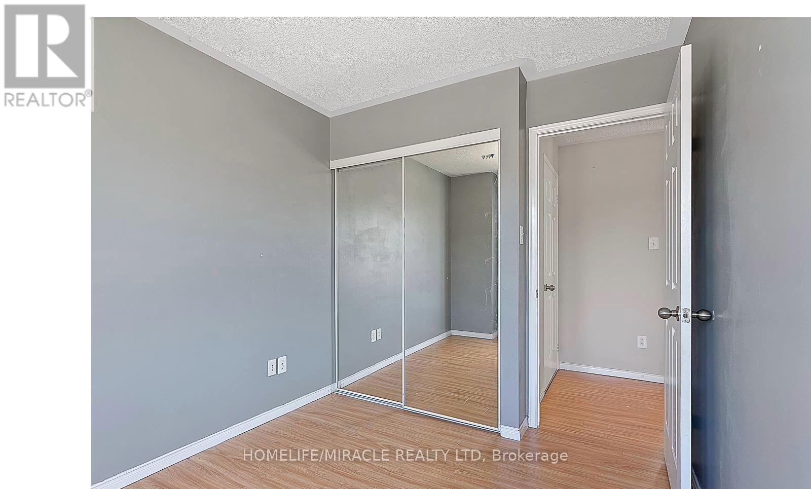Photo 9 of 61 60 Fairwood Circle, Brampton ON