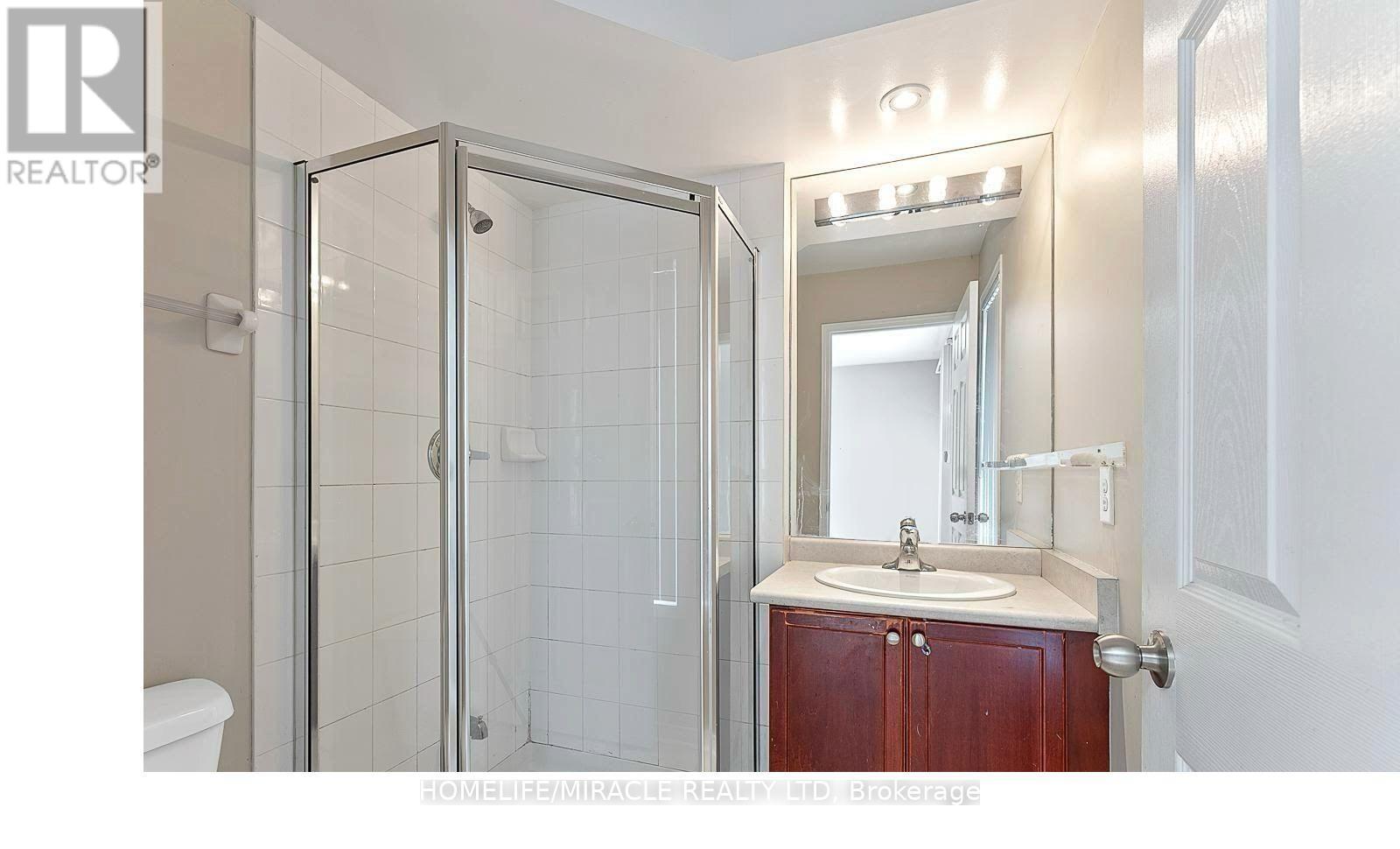 Photo 12 of 61 60 Fairwood Circle, Brampton ON
