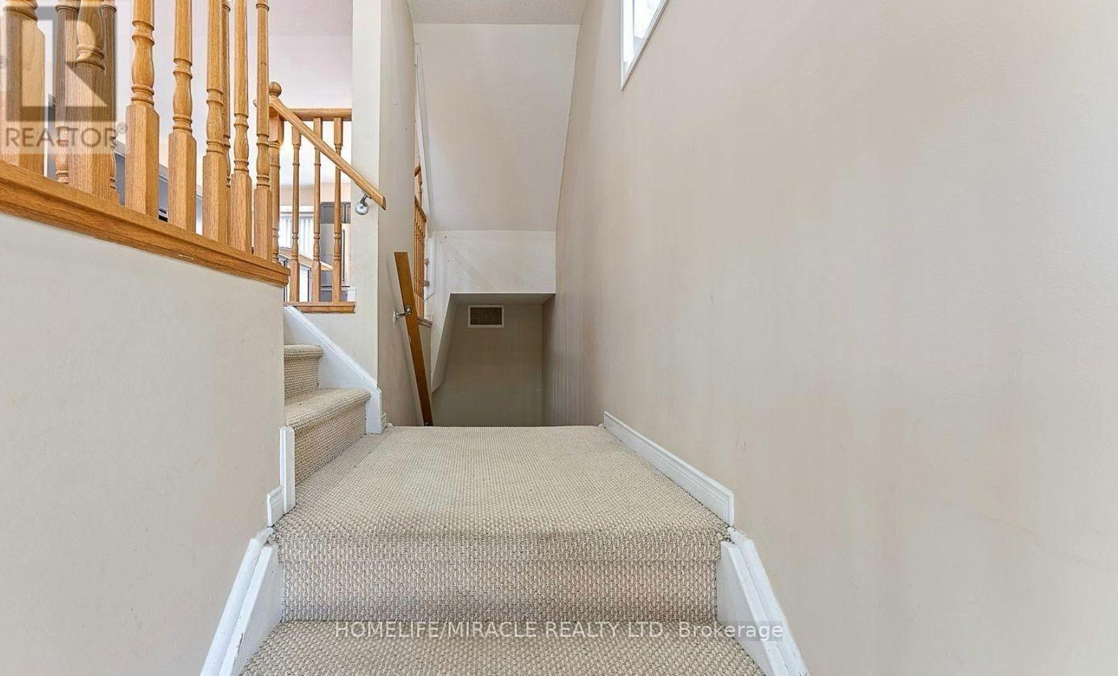 Photo 4 of 61 60 Fairwood Circle, Brampton ON