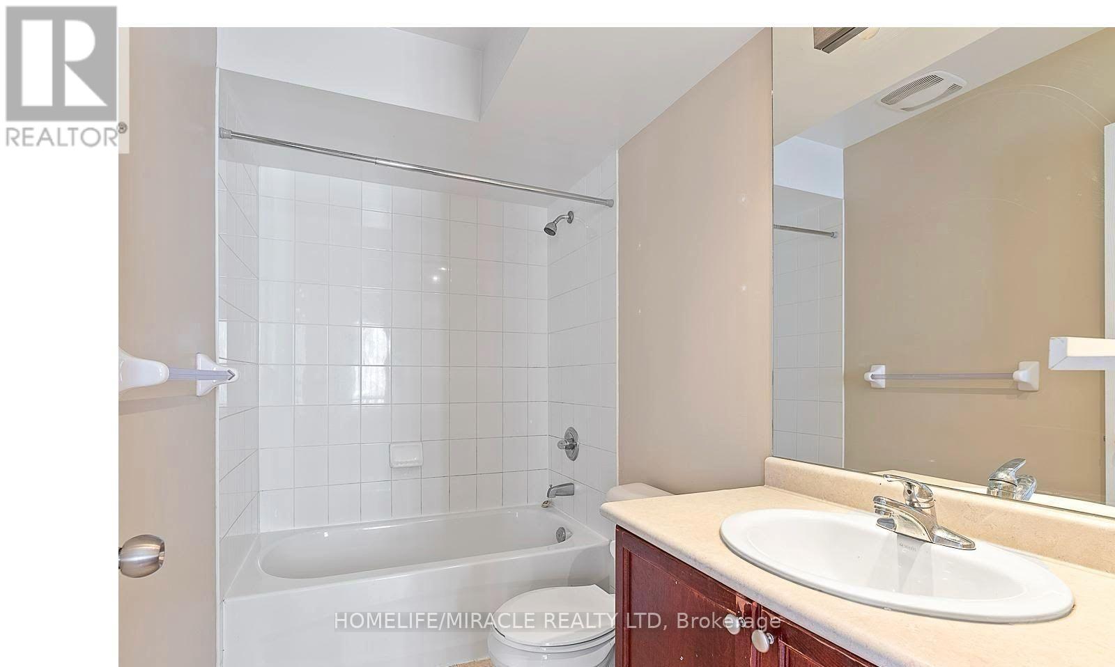 Photo 27 of 61 60 Fairwood Circle, Brampton ON