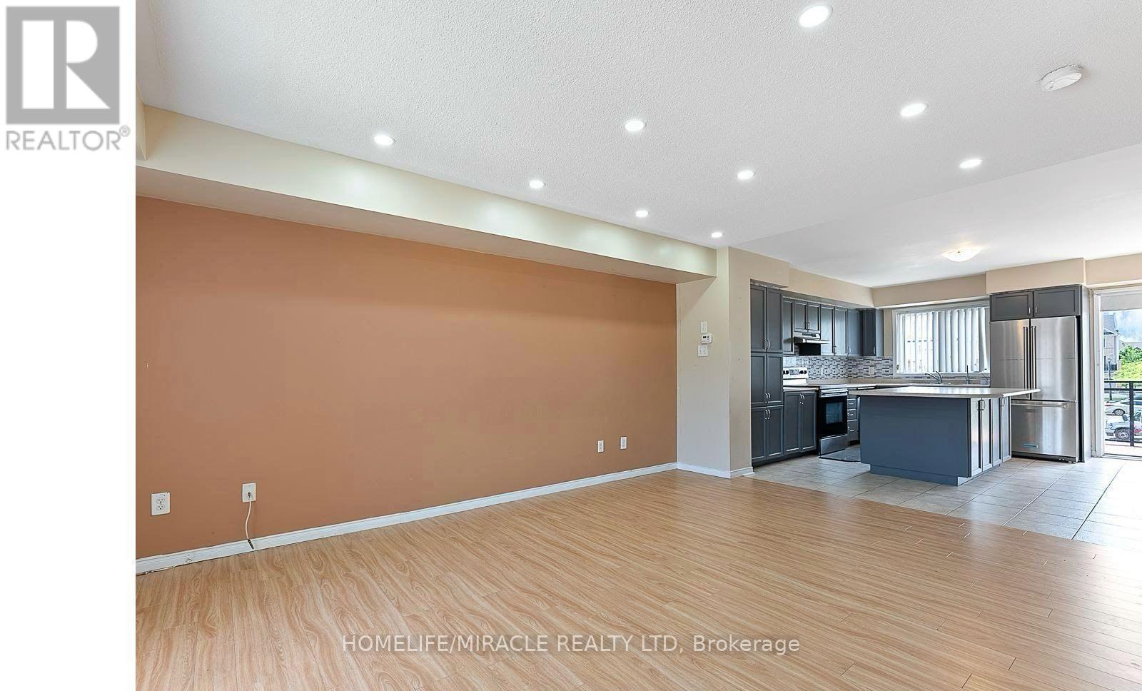 Photo 28 of 61 60 Fairwood Circle, Brampton ON