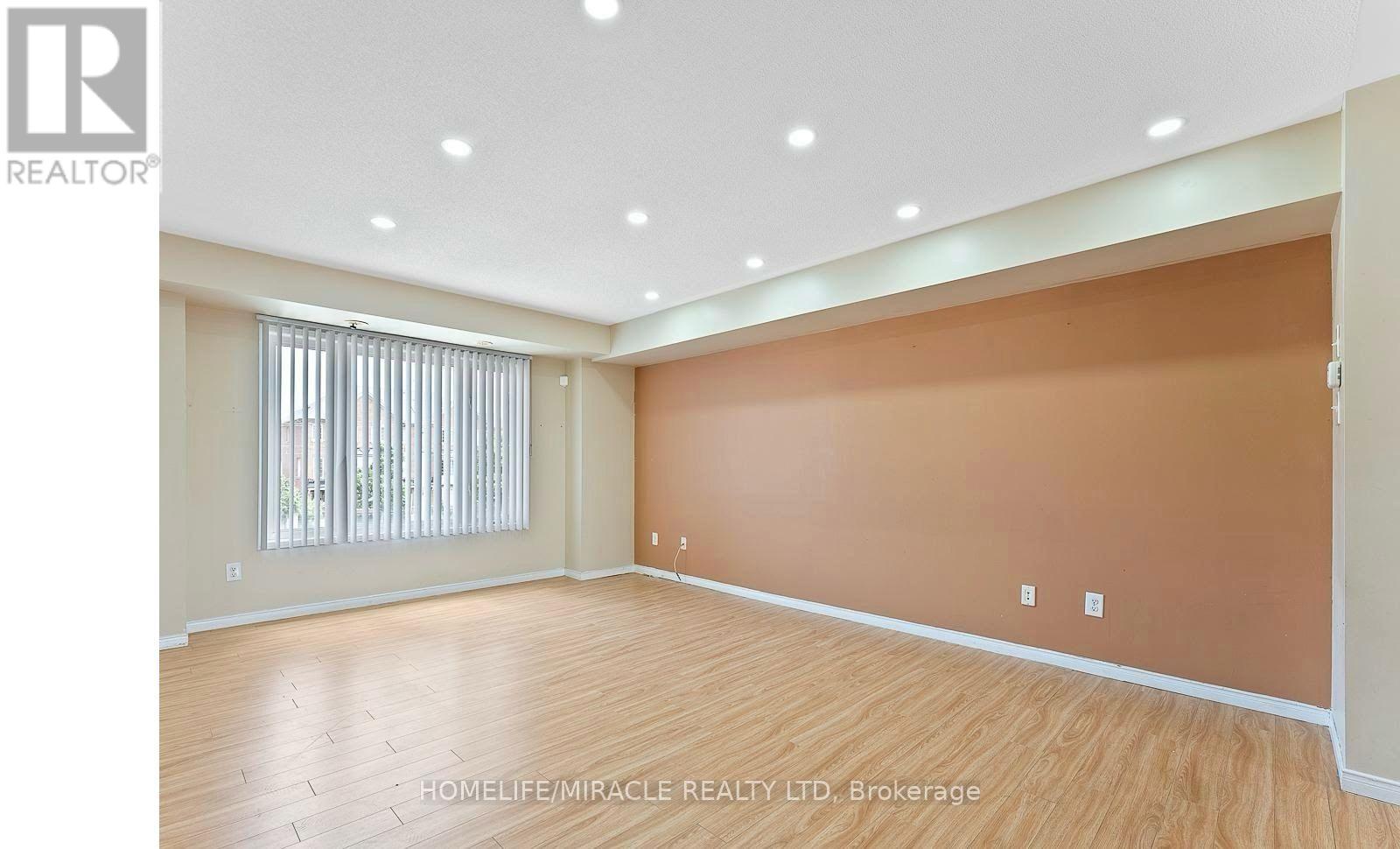 Photo 8 of 61 60 Fairwood Circle, Brampton ON