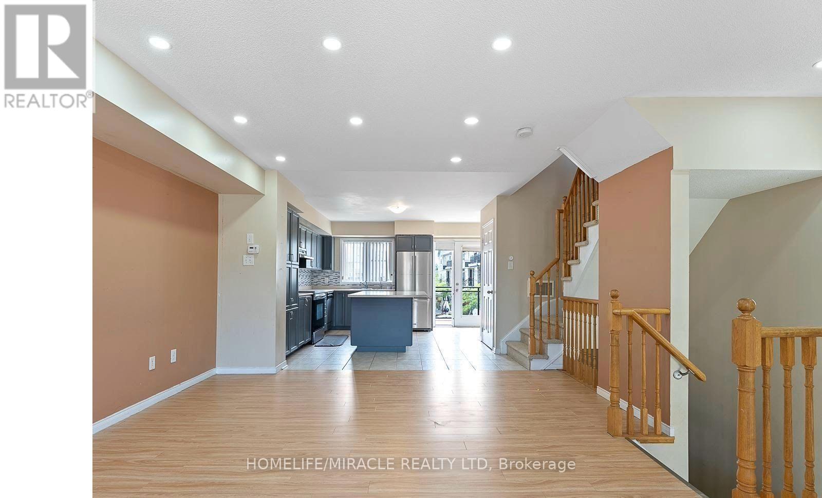 Photo 6 of 61 60 Fairwood Circle, Brampton ON