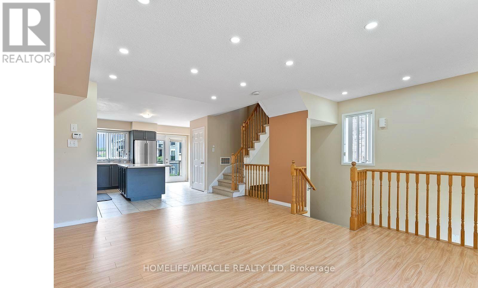 Photo 14 of 61 60 Fairwood Circle, Brampton ON
