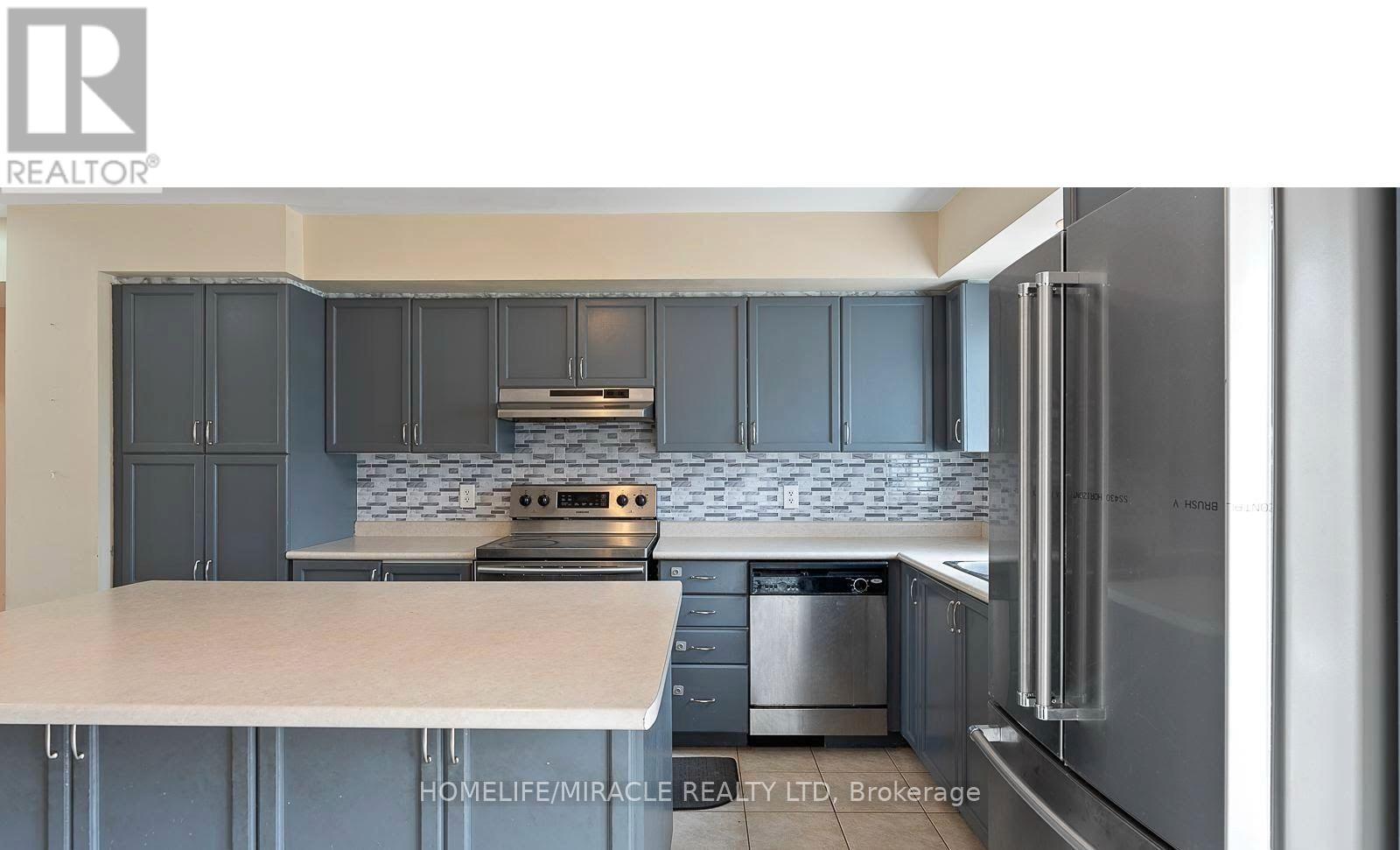 Photo 5 of 61 60 Fairwood Circle, Brampton ON
