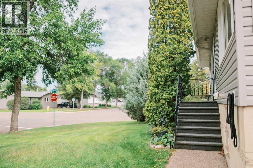 Single Family House Bungalow for Sale in  A Avenue Rosedale Stettler 