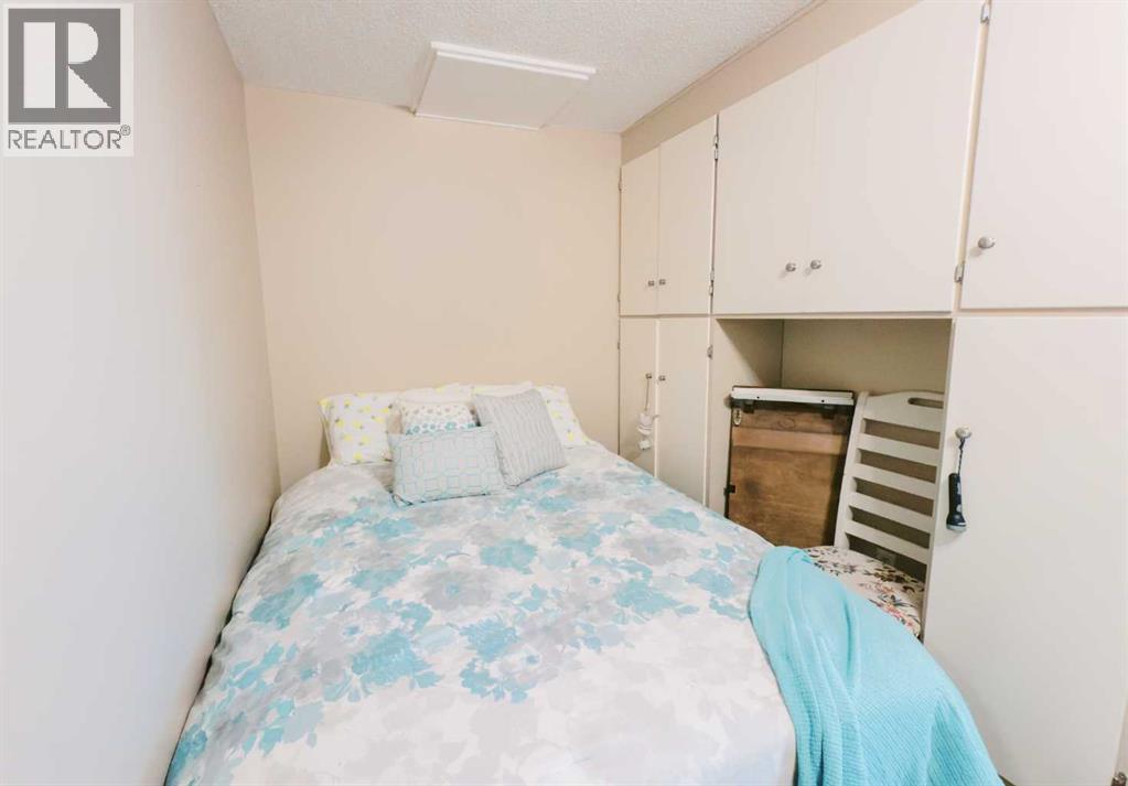 Single Family House Bungalow for Sale in  A Avenue Rosedale Stettler 