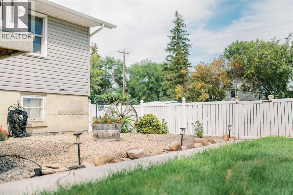 Single Family House Bungalow for Sale in  A Avenue Rosedale Stettler 