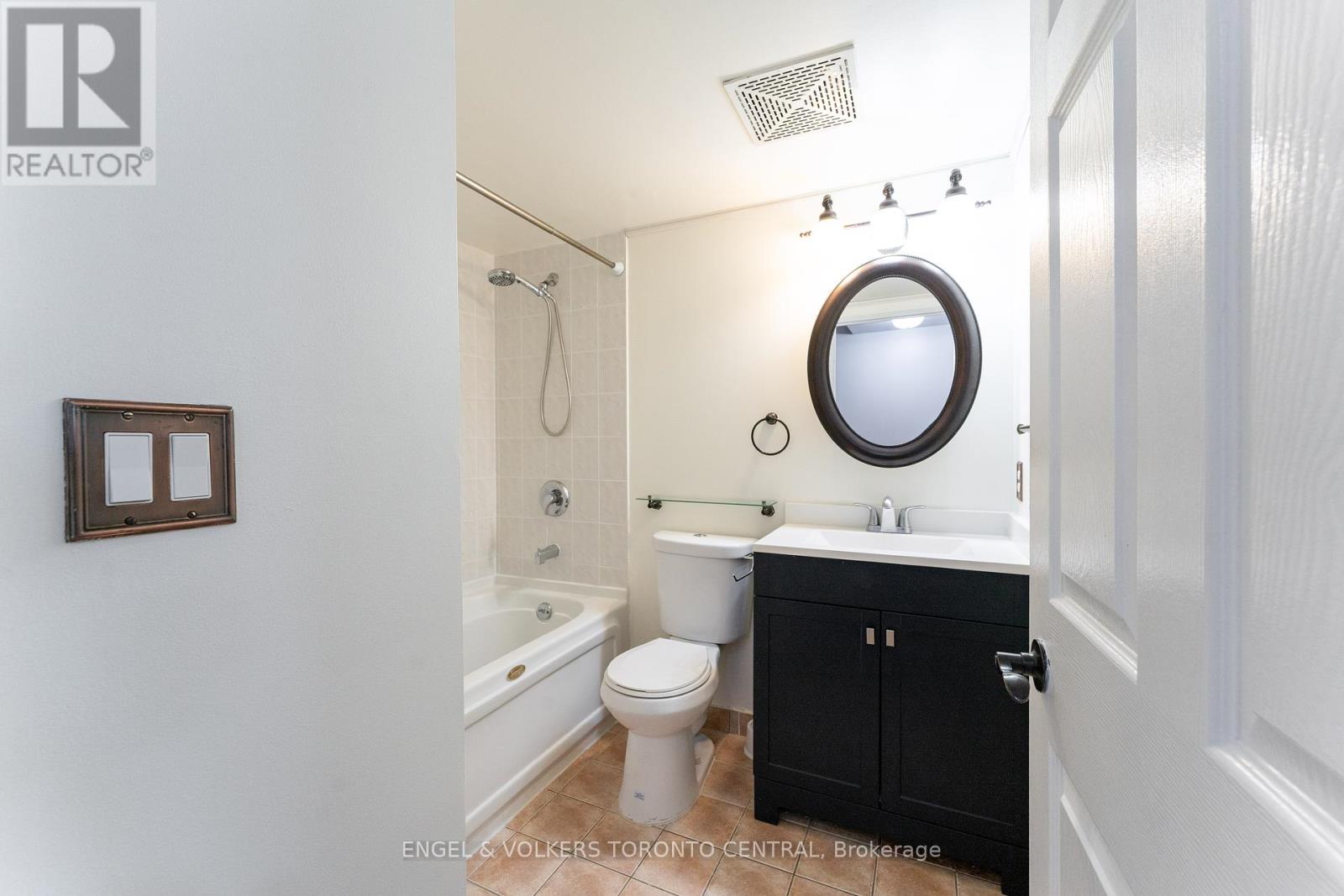 Photo 15 of 715 1 Lee Centre Drive, Toronto ON