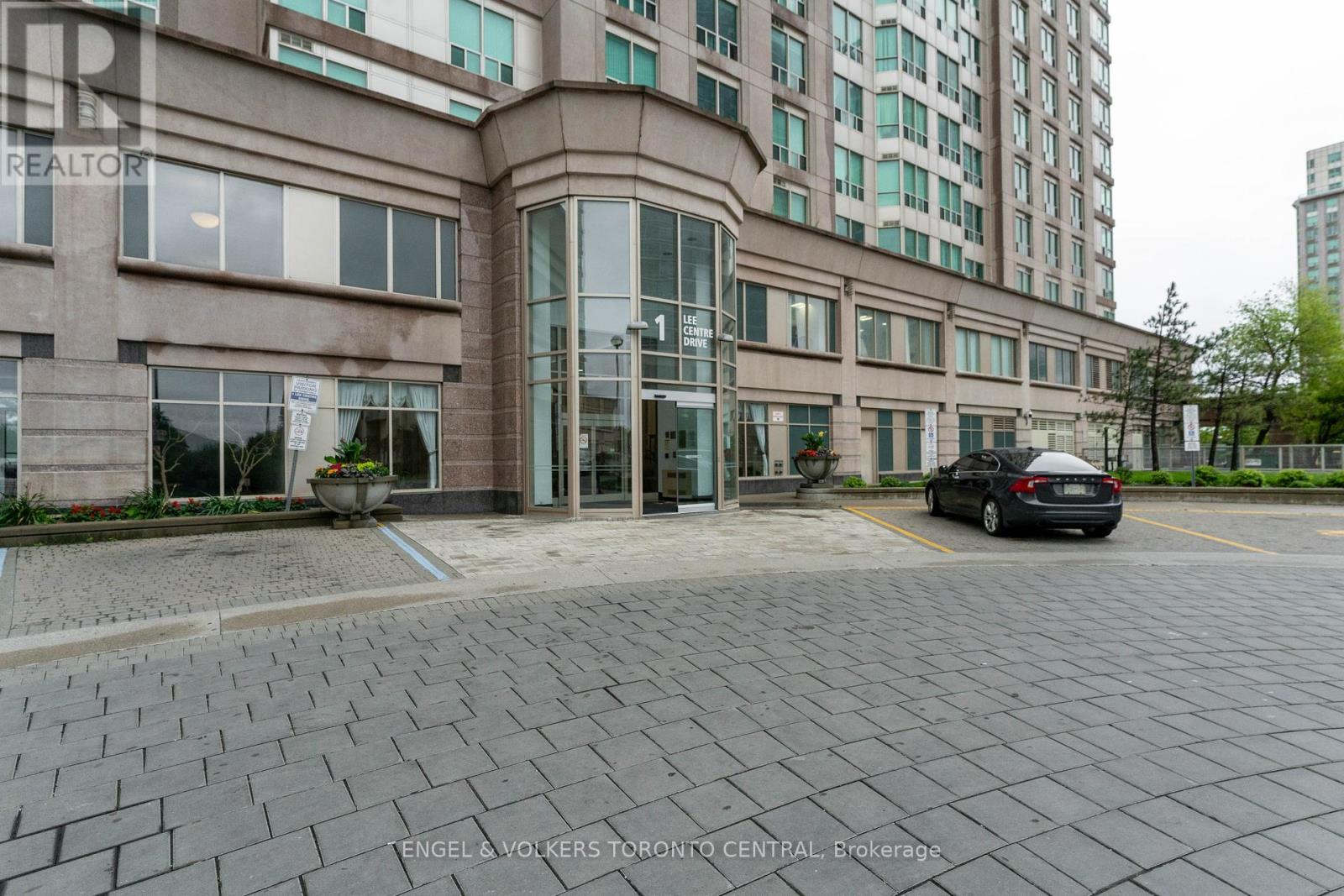 Photo 1 of 715 1 Lee Centre Drive, Toronto ON
