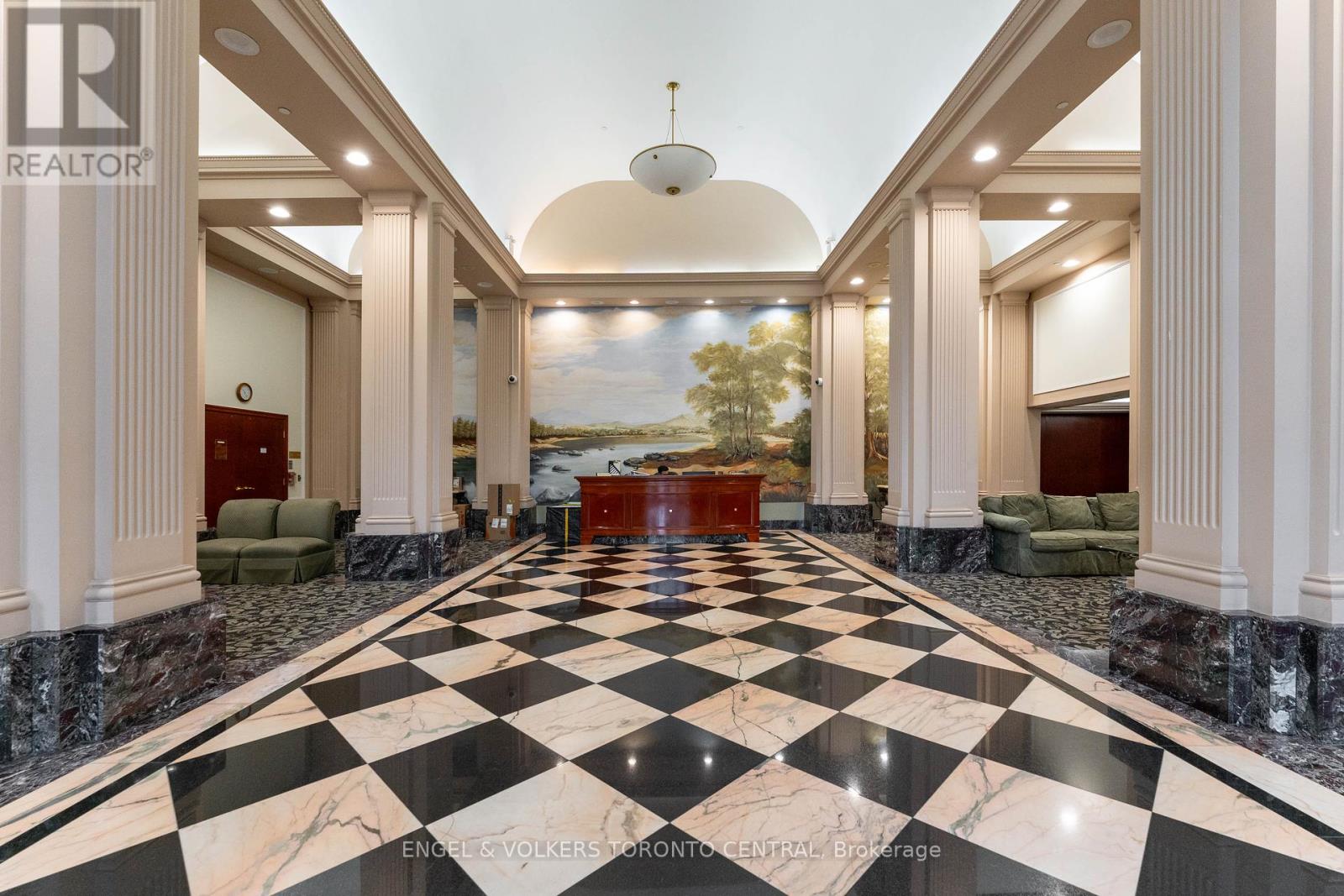 Photo 2 of 715 1 Lee Centre Drive, Toronto ON