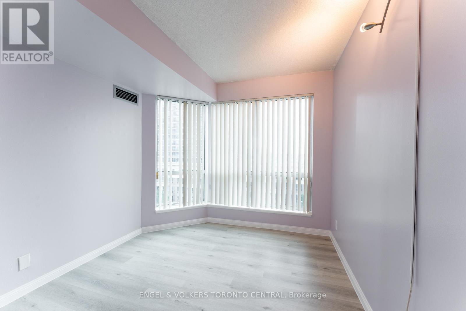 Photo 6 of 715 1 Lee Centre Drive, Toronto ON