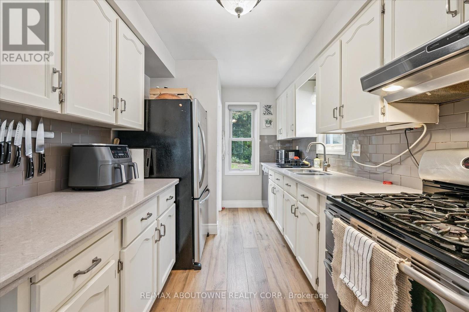 Photo 15 of 216 Bell Avenue, Hamilton ON