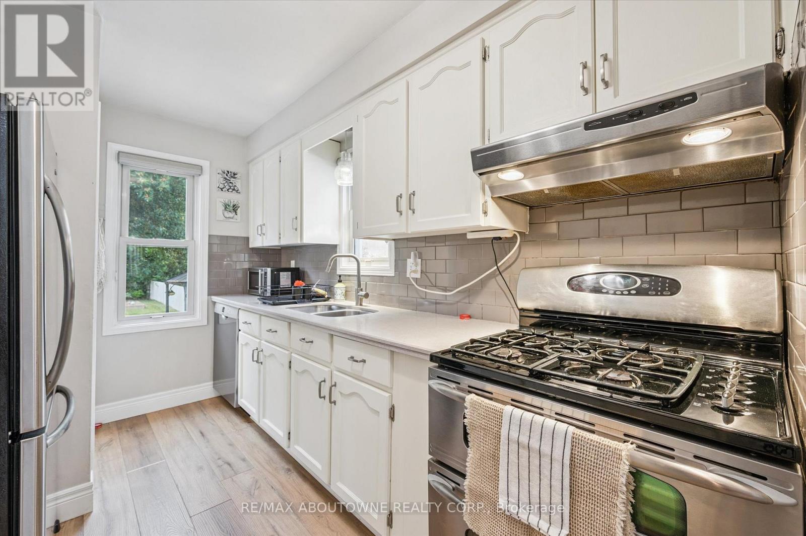 Photo 9 of 216 Bell Avenue, Hamilton ON