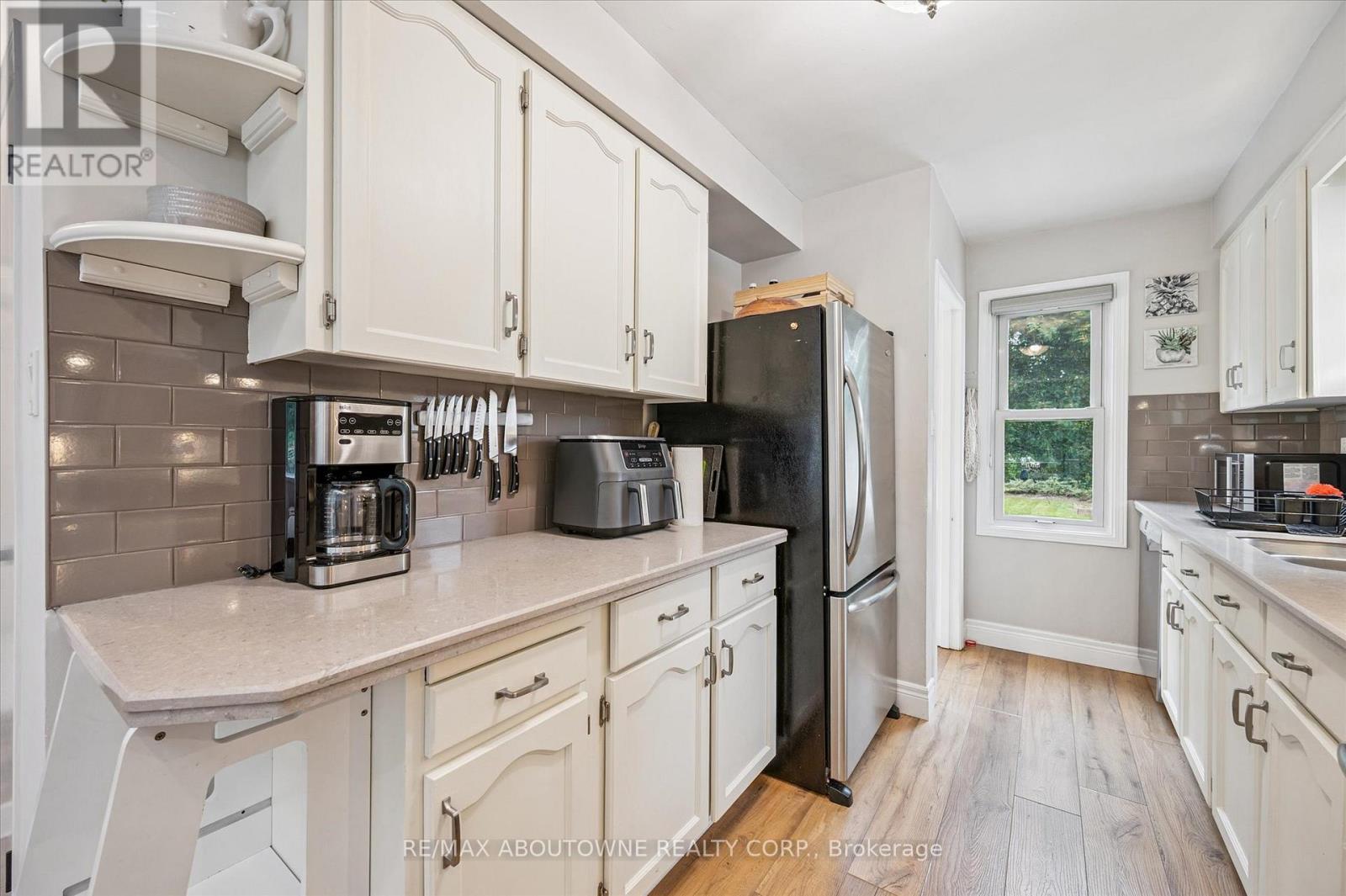 Photo 11 of 216 Bell Avenue, Hamilton ON