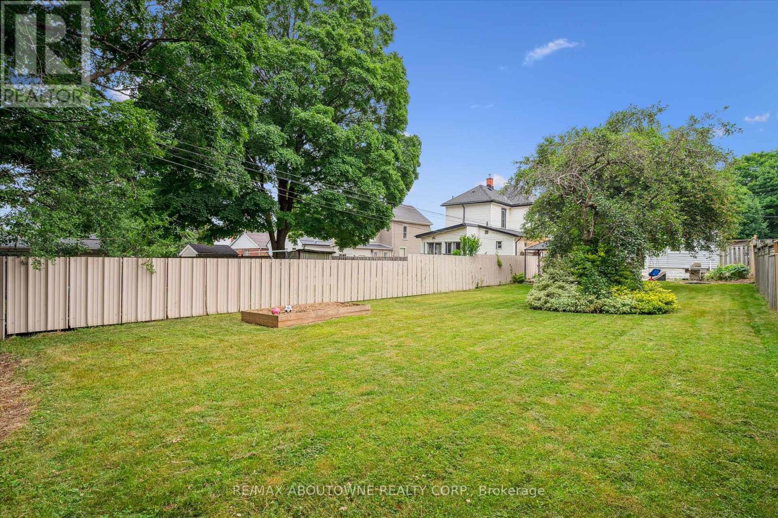 Photo 3 of 216 Bell Avenue, Hamilton ON