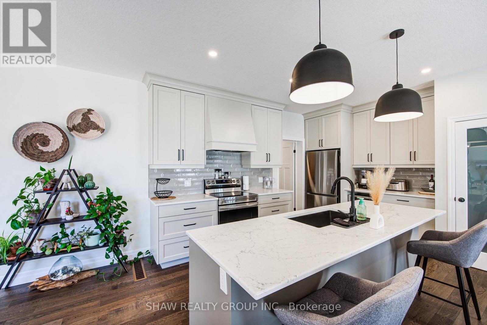 Photo 6 of 111 Livingston Drive, Tillsonburg ON