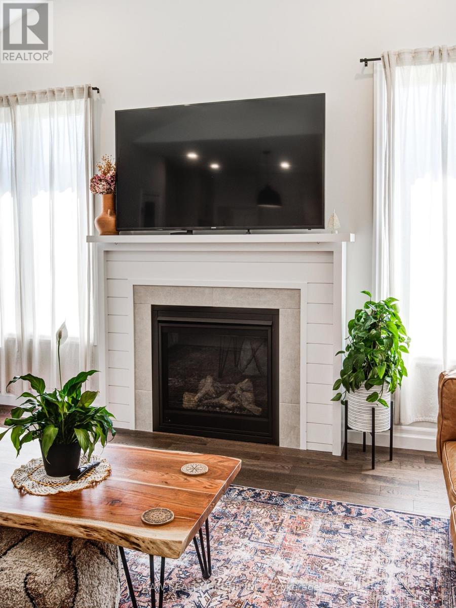 Photo 5 of 111 Livingston Drive, Tillsonburg ON