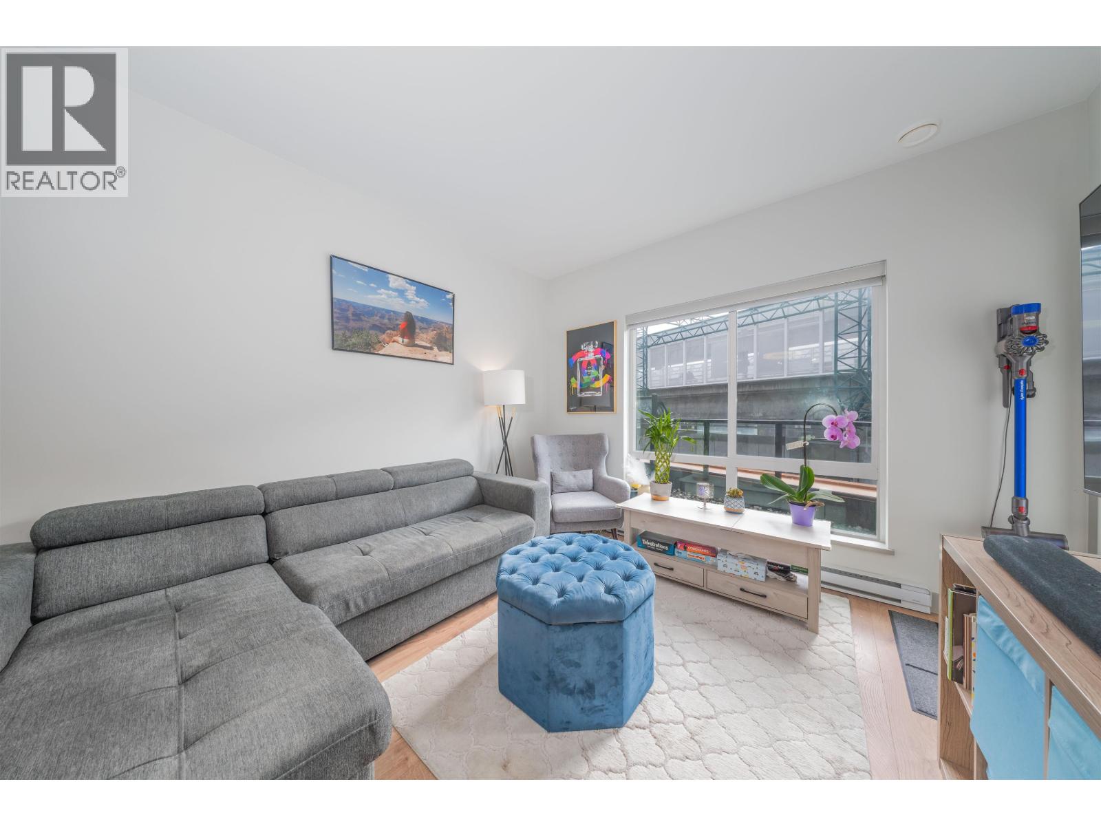 Photo 3 of 201 6968 Royal Oak Avenue, Burnaby BC