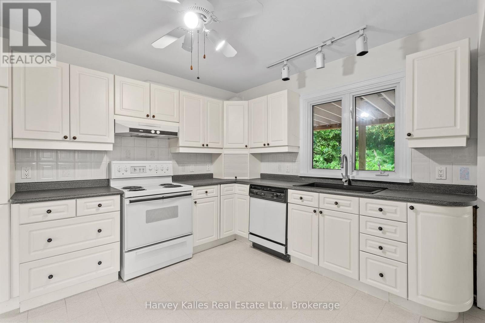 Photo 10 of 16 Manominee Street, Huntsville ON