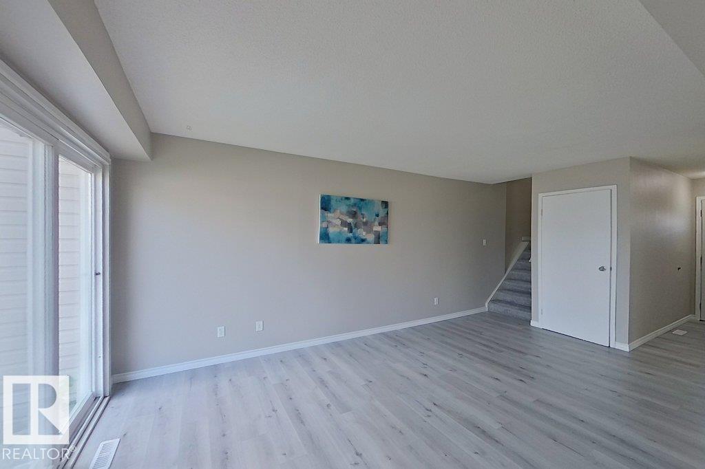 Photo 10 of 124 Centennial Co Nw, Edmonton AB
