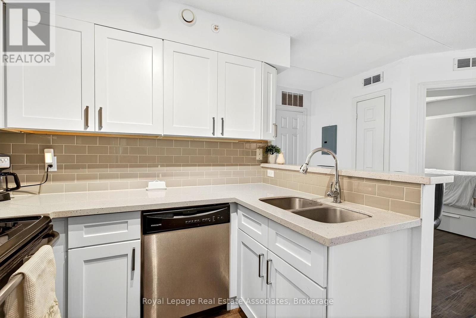 Photo 11 of 308 4005 Kilmer Drive, Burlington ON