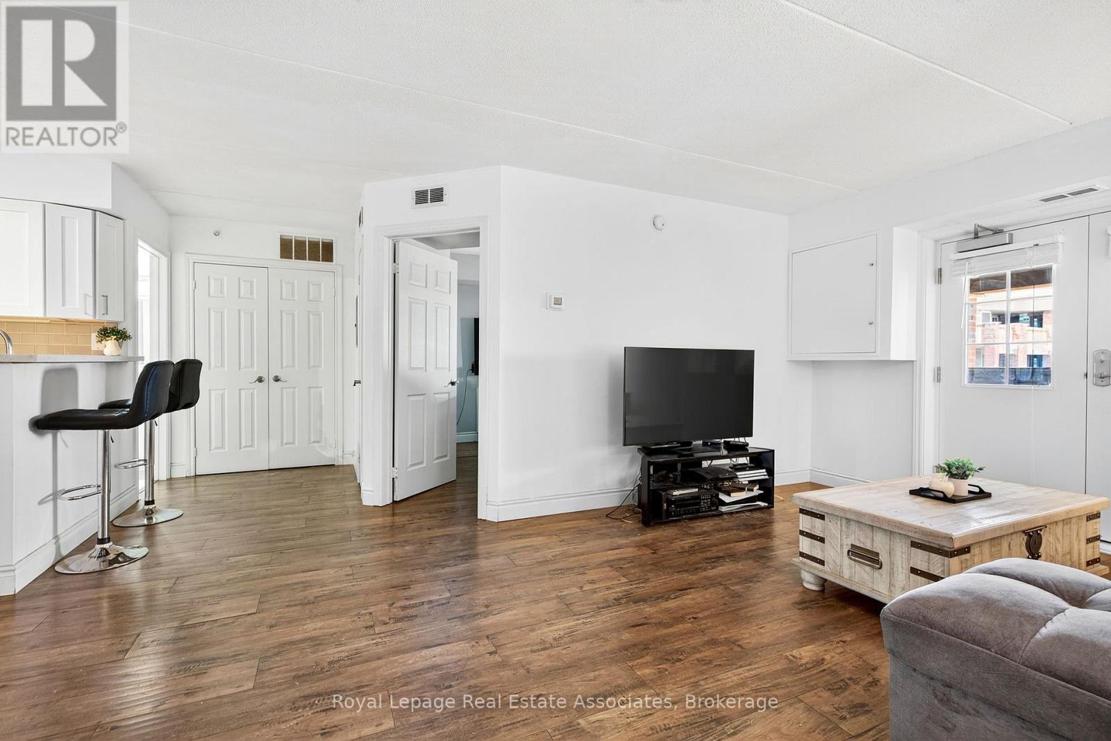 Photo 8 of 308 4005 Kilmer Drive, Burlington ON