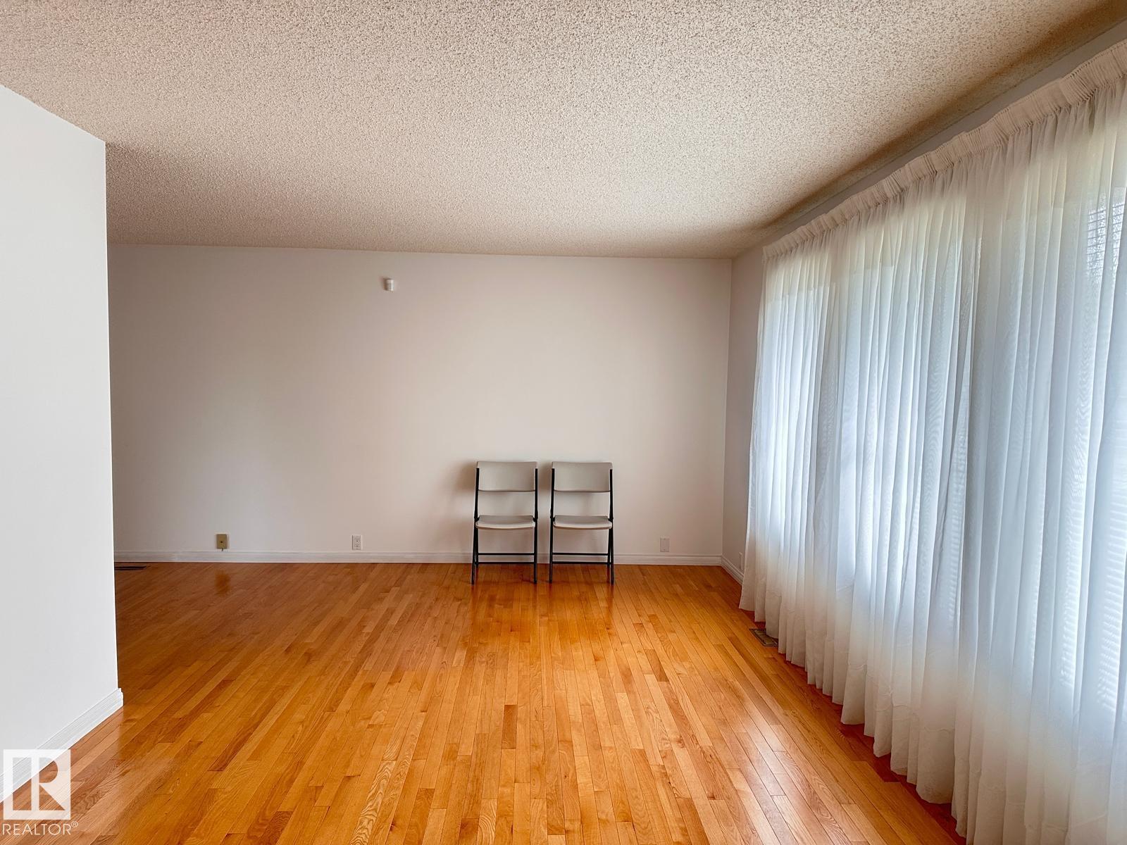 Photo 9 of 4120 135 Av Nw, Edmonton AB