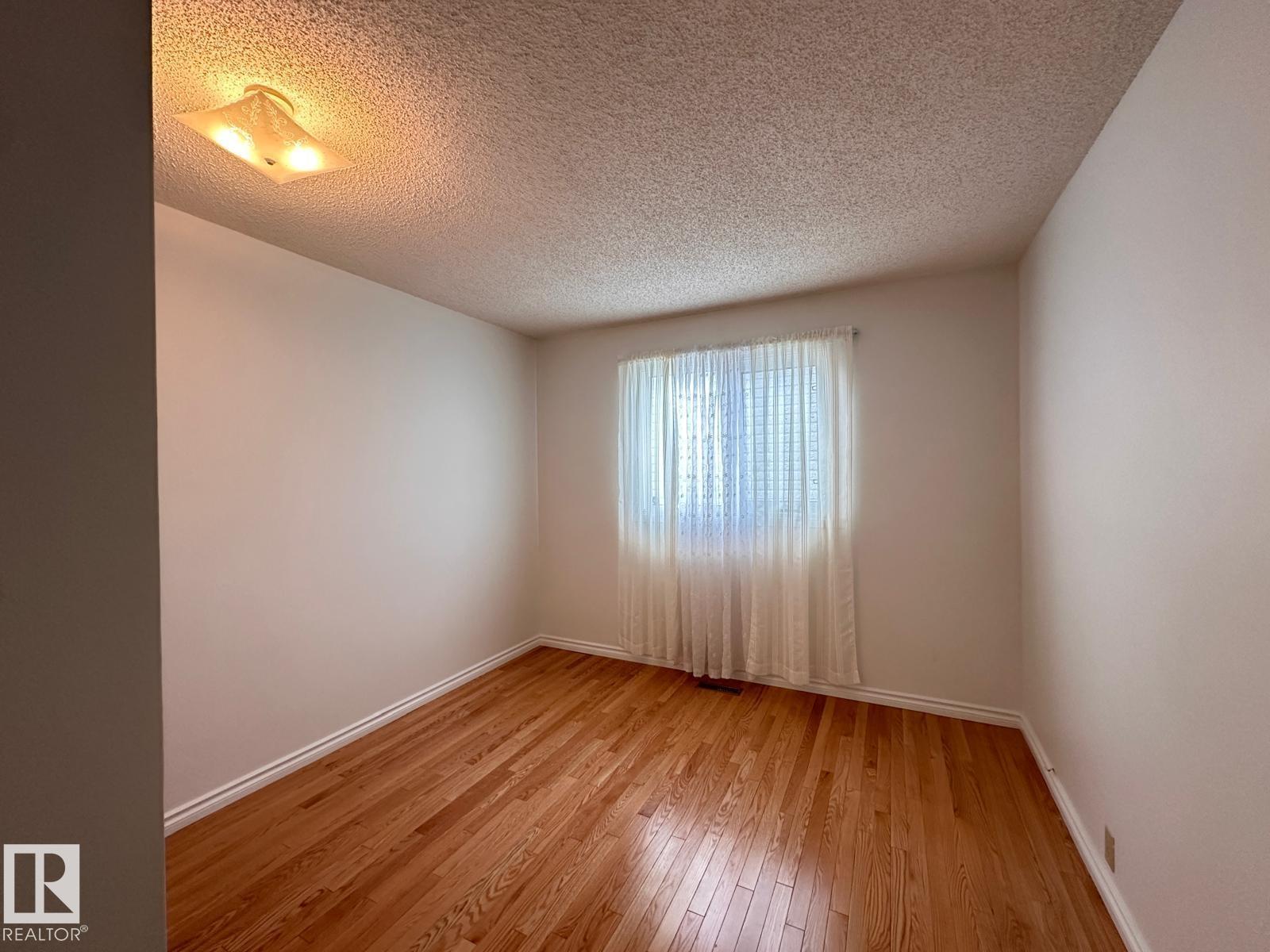 Photo 6 of 4120 135 Av Nw, Edmonton AB