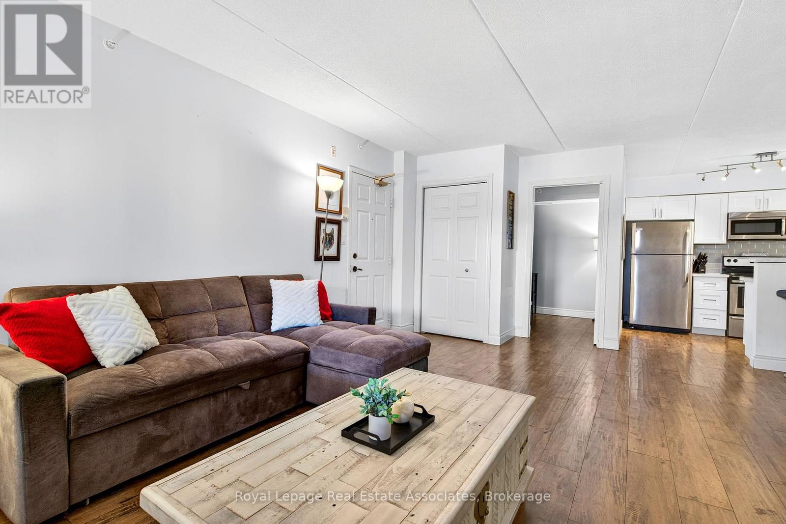 Photo 4 of 308 4005 Kilmer Drive, Burlington ON