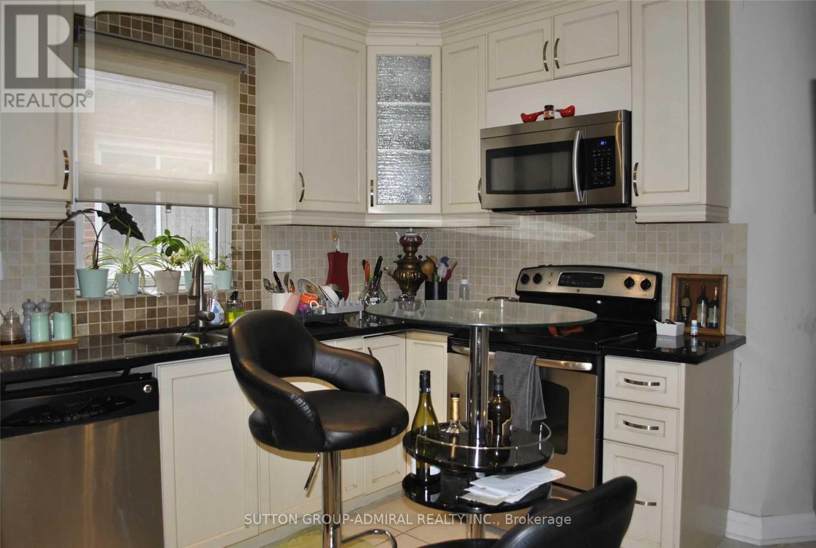 Photo 11 of 138 Poyntz Avenue, Toronto ON