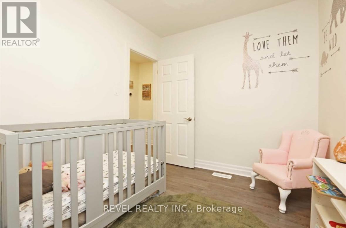 Photo 4 of 213 Rosedale Drive, Whitby ON