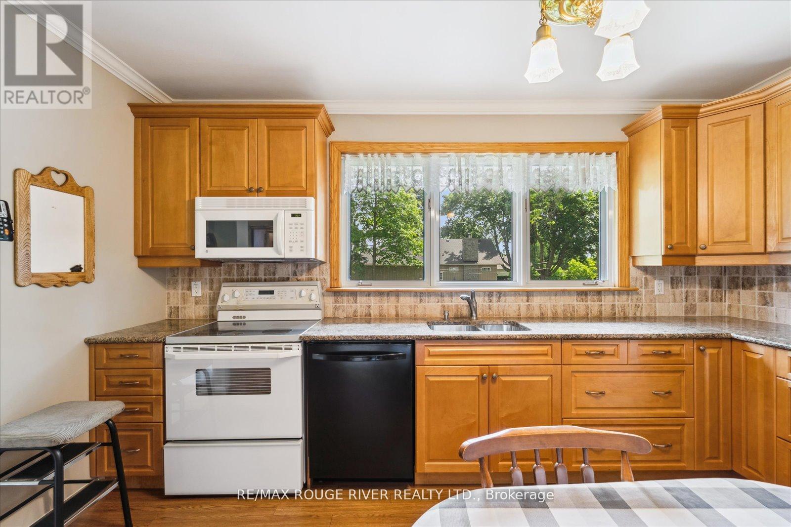 Photo 16 of 15 Westwood Drive, Whitby ON