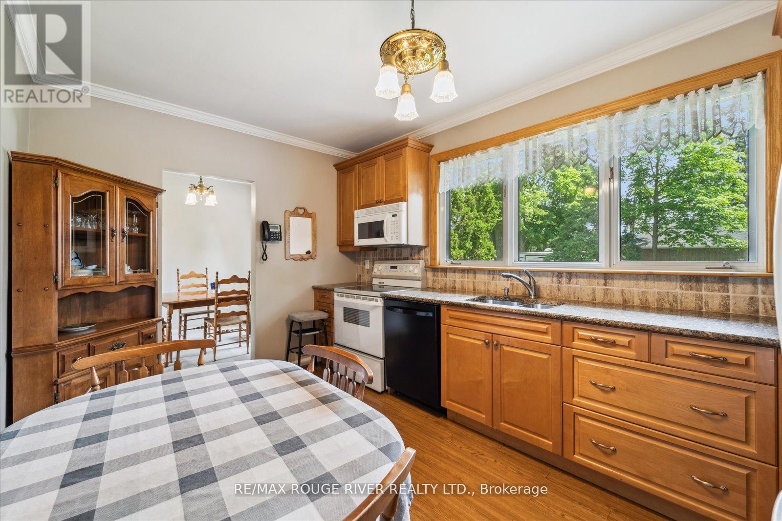 Photo 17 of 15 Westwood Drive, Whitby ON