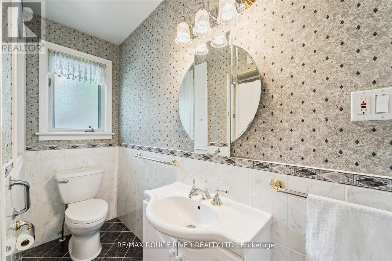 Photo 23 of 15 Westwood Drive, Whitby ON